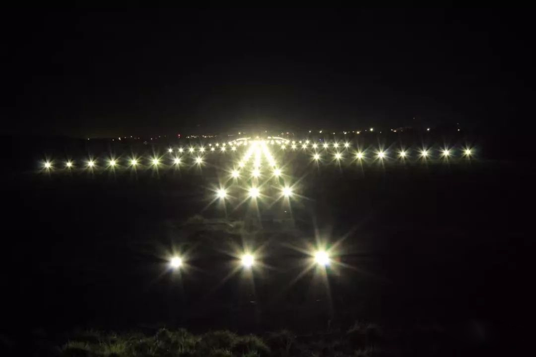 利比里亞國際機場跑道上的LED燈點亮了！